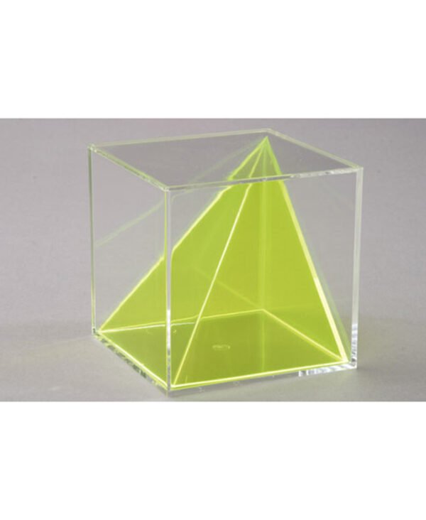 Nepravilna piramida unutar kocke