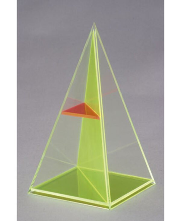 Četverostrana piramida s dijagonalnim presjekom i horizontalnom ravninom